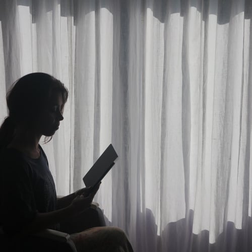 Çeşitli renklerde auraları gösteren illüstrasyon, aura okuma ve enerji bedenini temsil ediyor.