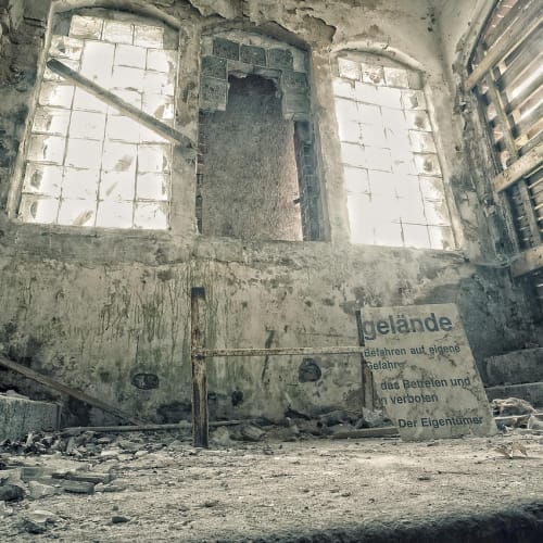 Türkiye'deki Afrodisias antik kentinin genel görünümü, tarihi tiyatrosu ve mermer sütunları.