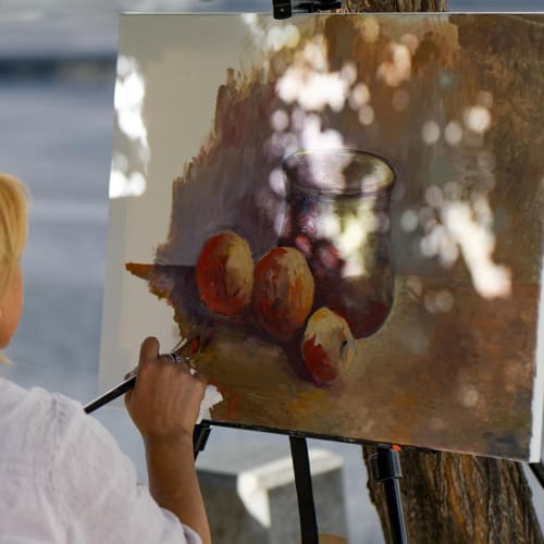 Çeşitli renklerde parlayan bir aura görseli, insan enerjisinin görünürleştirilmesini temsil ediyor.