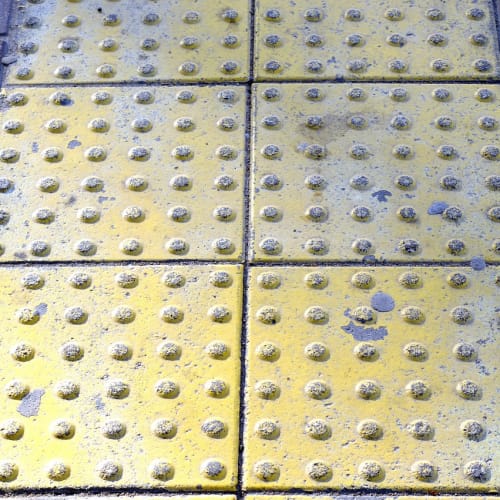 Çeşitli renklerde parlayan bir aura görseli, insan enerjisinin görünürleştirilmesini temsil ediyor.