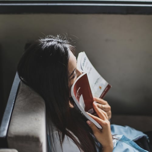 Aura renkleri ve insan vücudundaki çakraları gösteren illüstrasyon