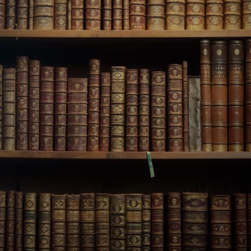 Bilim insanları laboratuvar ortamında deney yaparken, bilimsel keşiflerin önemini vurgulayan görsel.