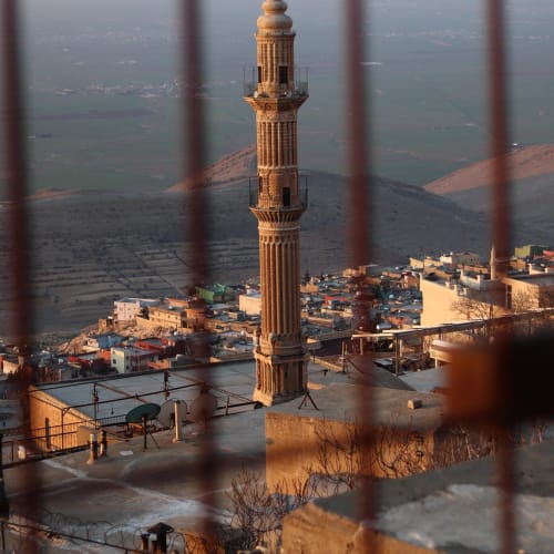 Efes Antik Kenti'nin Celsus Kütüphanesi'nin etkileyici görüntüsü, antik Roma mimarisinin bir örneği.