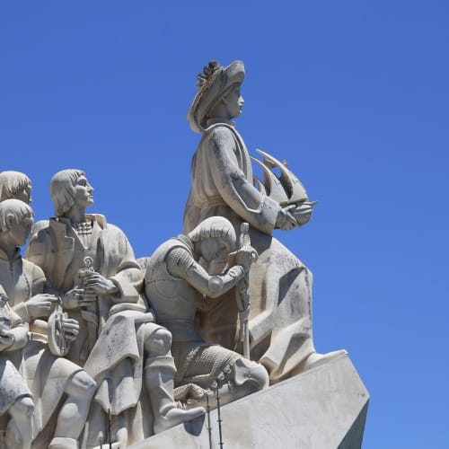 Bilim insanları laboratuvar ortamında deney yapıyor. Bilimsel keşifler insanlığın ilerlemesinde önemli rol oynar.