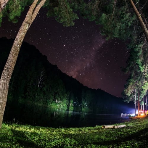 Evrenin genişlemesini gösteren bir görsel, Big Bang teorisinin temelini oluşturmaktadır.