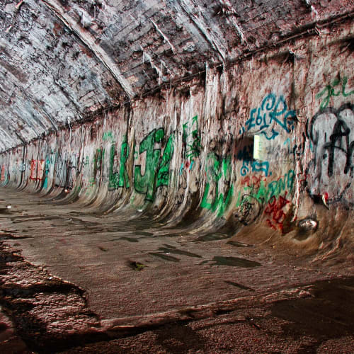 Türkiye'deki Afrodisias antik kentinin genel görünümü, tarihi tiyatrosu ve mermer sütunları.