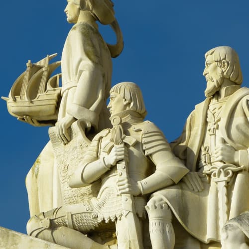 Bilim insanları laboratuvarda deney yaparken, bilimsel keşiflerin önemini vurgulayan görsel.