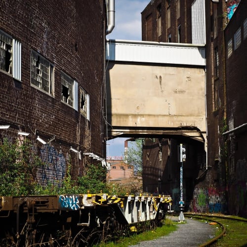 Türkiye'deki Afrodisias antik kentinin genel görünümü, tarihi kalıntıları ve mermer sütunları gösteren fotoğraf.