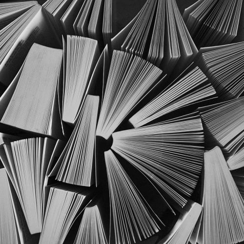 Çeşitli aura renklerini gösteren bir görsel, aura okuma ve psişik yeteneklerin önemini vurgulamaktadır.