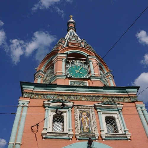 Pamukkale'deki Hierapolis antik kentinin beyaz travertenler ve antik tiyatro ile birlikte genel görünümü.