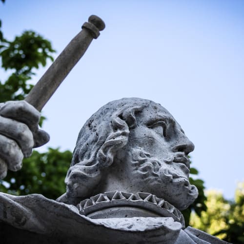 Pamukkale'deki Hierapolis antik kentinin genel görünümü, beyaz travertenlerin ve antik yapıların etkileyici bir kombinasyonunu gösteriyor.