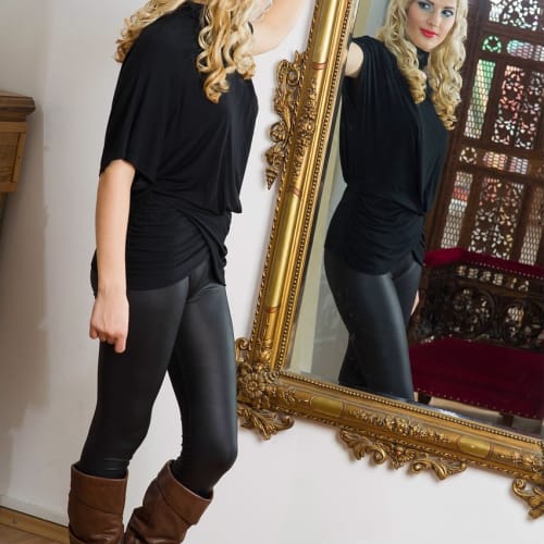 Evrenin büyüklüğünü ve insanlığın merakını temsil eden bir galaksi görseli.