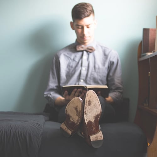 Farklı aura renklerini gösteren bir görsel, aura okuma ve psişik yeteneklerin anlaşılmasına yardımcı olur.