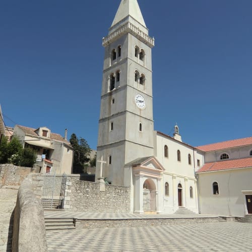 Pamukkale'deki Hierapolis antik kentinin genel görünümü, beyaz travertenler ve tarihi kalıntılar.