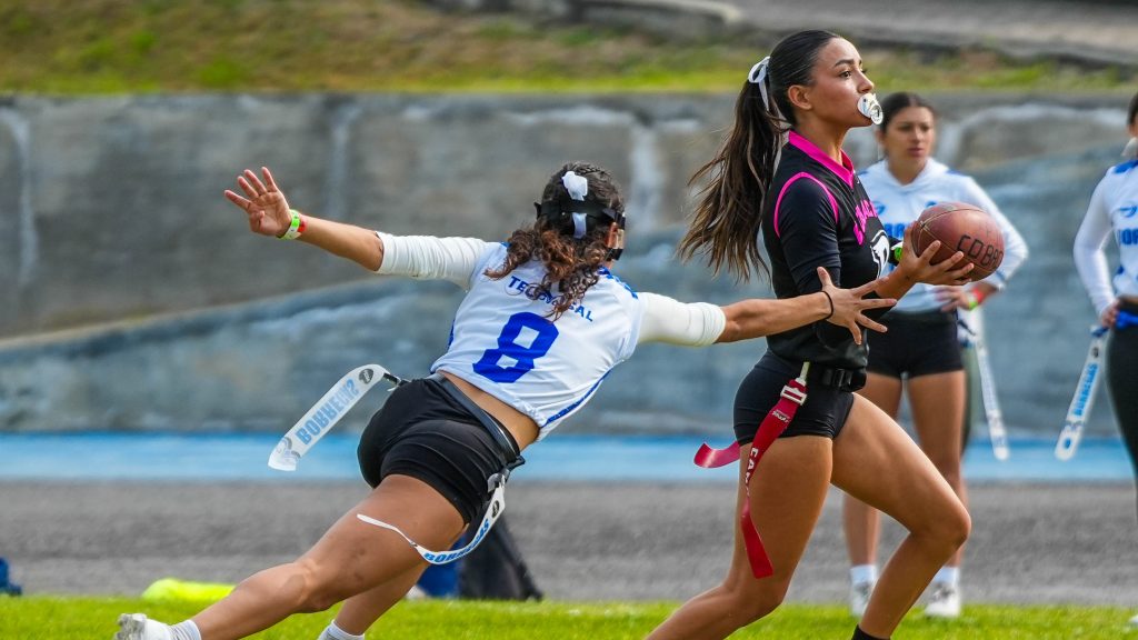 Cartel: Entrenamieto de Flag football y Futbol Americano