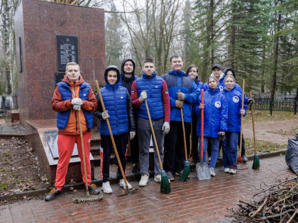 Волонтеры приводят в порядок памятники героям Великой Отечественной войны