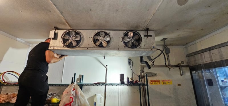 Reparación urgente de sistema de refrigeración industrial