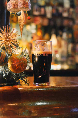 An image of a drink, food, and lifestyle in a cafe with a happy atmosphere.