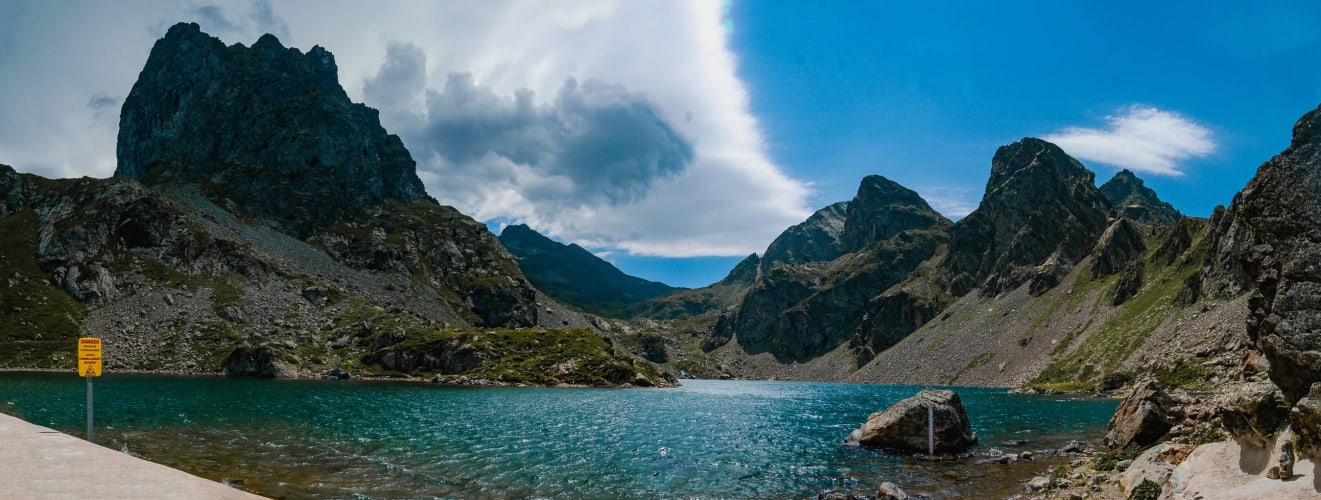 An image of a landscape and nature in a mountain.