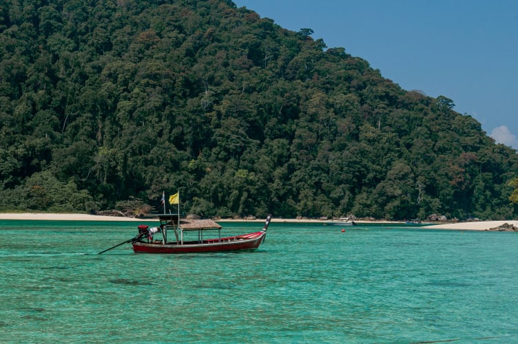 An image of a travel and landscape in a beach with a calm atmosphere.