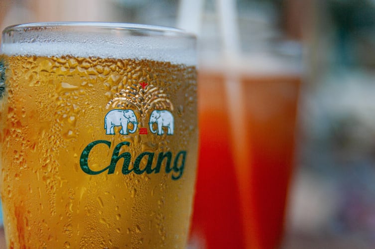 An image of a drink and macro in a summer.