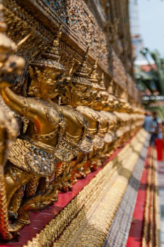 An image of a travel in a cultural site with a energetic atmosphere.