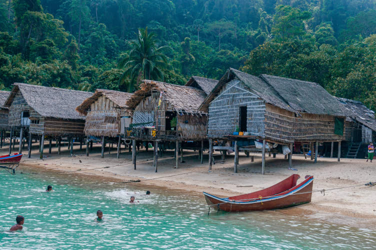An image of a travel engaged in craft in a beach with a calm atmosphere.