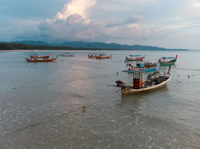 An image of a travel in a beach with a calm atmosphere.