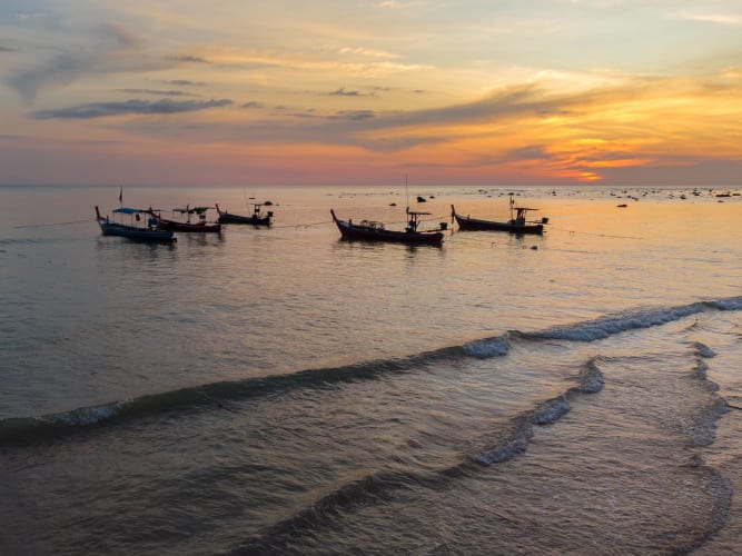 An image of a travel in a beach with a calm atmosphere.