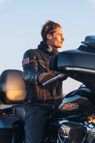 An image of a travel and urban engaged in sport with a introspective atmosphere.