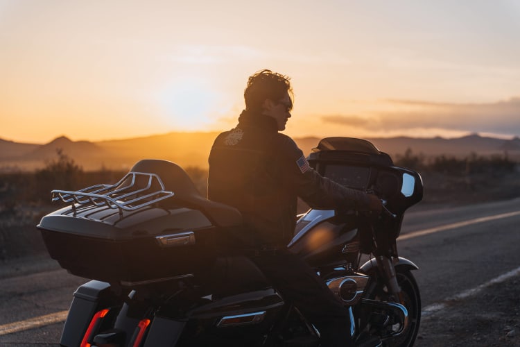 An image of a travel in a sunrise with a introspective atmosphere.