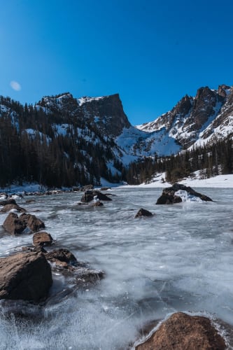 An image of a landscape and nature in a mountain with a energetic atmosphere.
