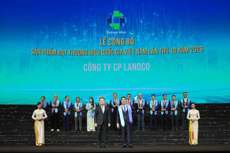 Đại diện Landco Corporation nhận biểu trưng THQG Việt Nam