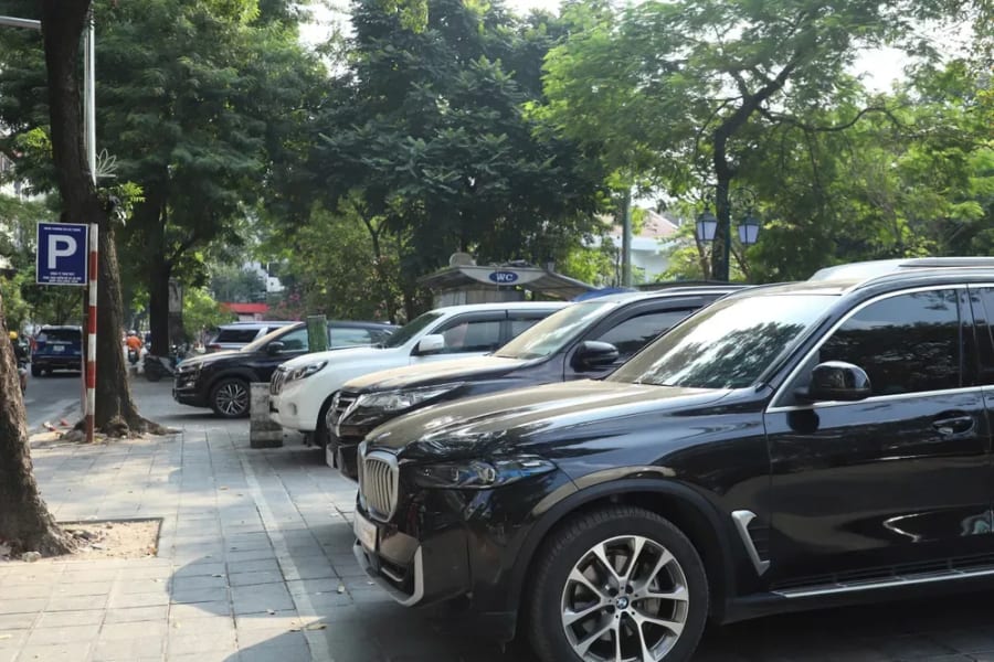 Giá gửi ô tô tăng, người dân nội đô Hà Nội xoay sở tìm chỗ đỗ xe- Ảnh 1.