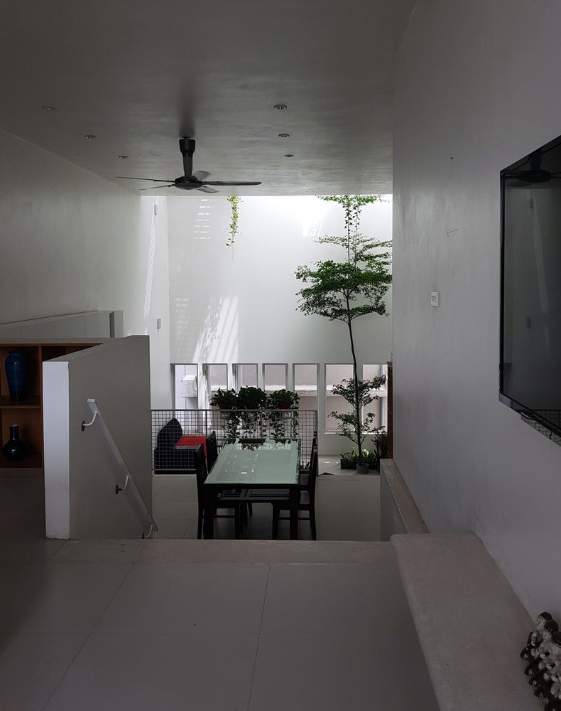 Độc lạ với nhà phố có mặt tiền gần như trong suốt - Ảnh 6. Độc lạ với nhà phố có mặt tiền gần như trong suốt - Ảnh 6.