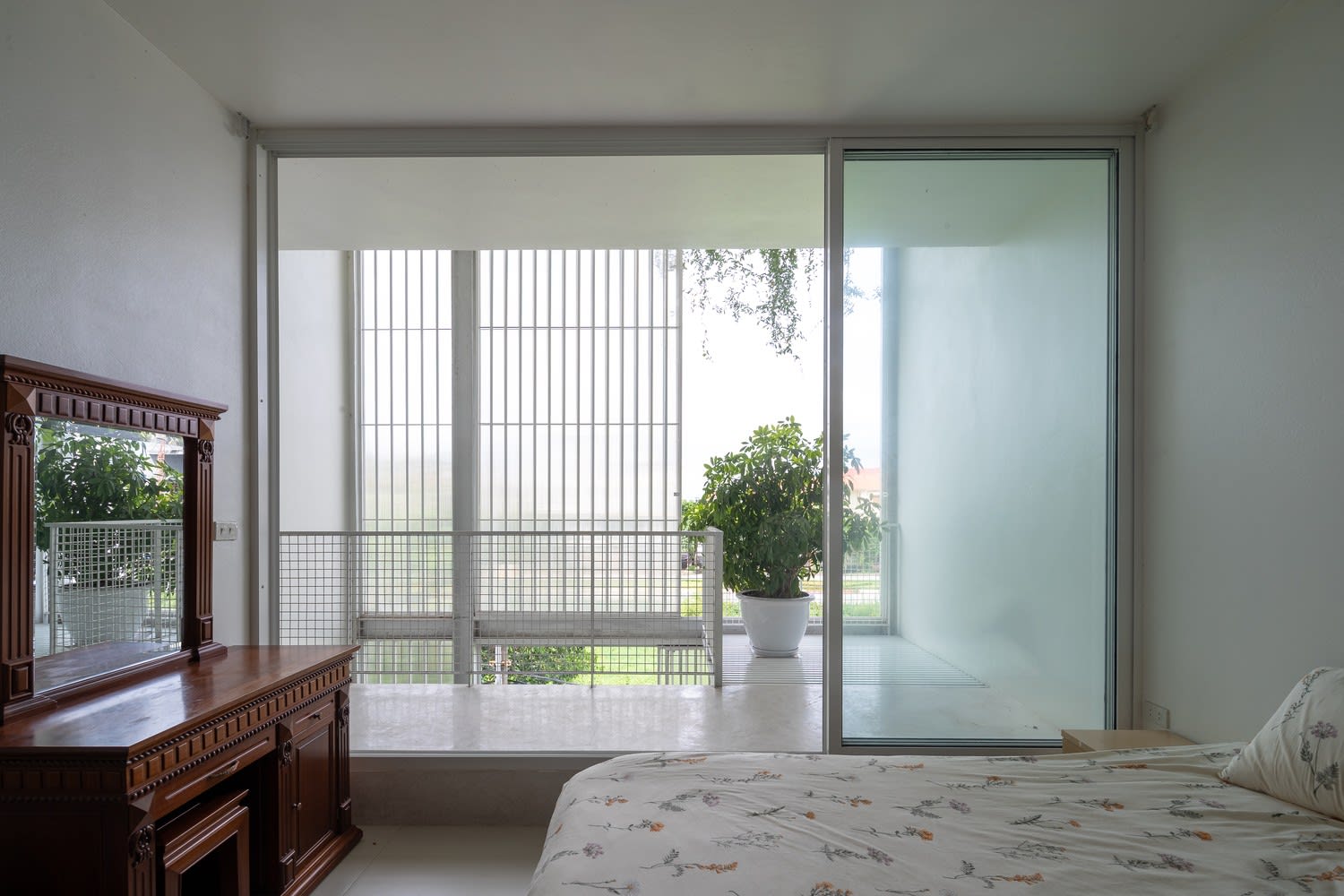 Độc lạ với nhà phố có mặt tiền gần như trong suốt - Ảnh 10. Độc lạ với nhà phố có mặt tiền gần như trong suốt - Ảnh 10.