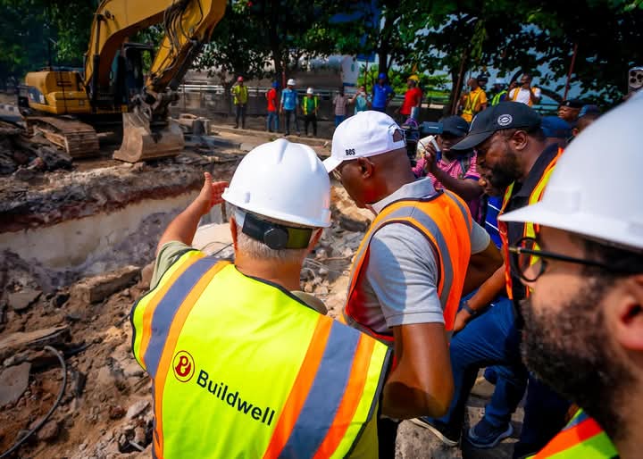 WEDNESDAY LAGOS TRAFFIC NIGHTMARE: GOVERNOR BABAJIDE SANWO-OLU VISITS SITE, APOLOGISES TO LAGOSIANS