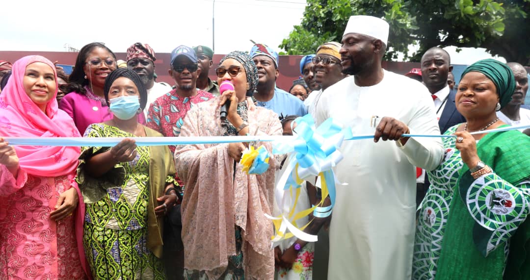 RESIDENTS OF IKOYI-OBALENDE CELEBRATE, AS FIRST LADY OLUREMI TINUBU UNVEILS UPGRADED PRIMARY HEALTH CENTRE