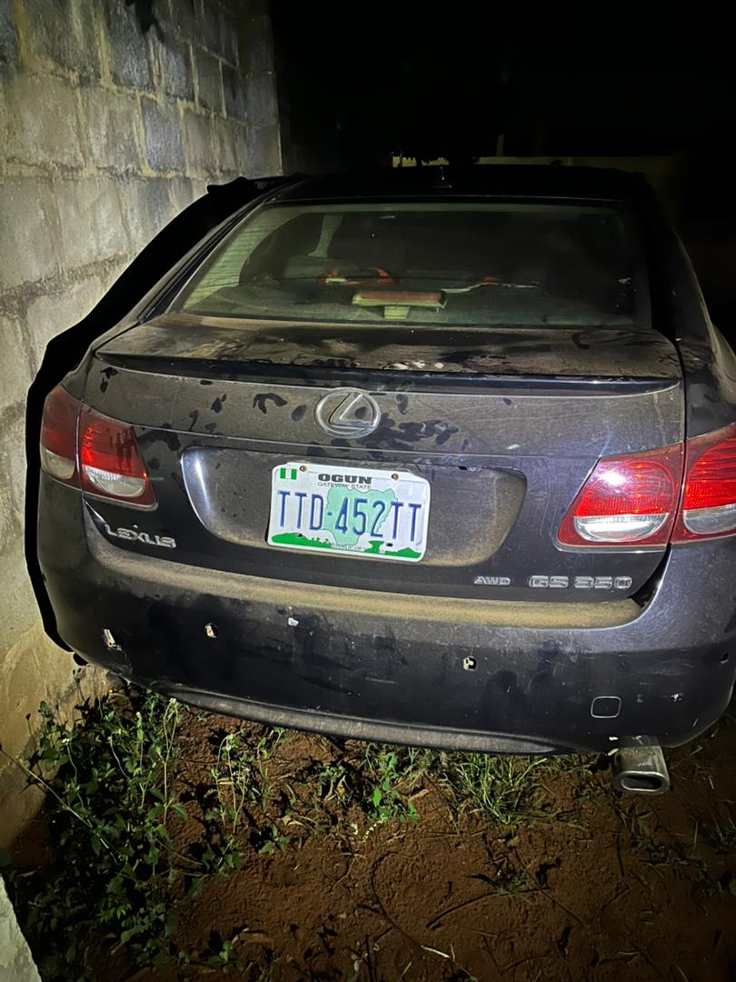 Fleeing Robbers Abandon Lexus Car in Sagamu, Ogun State