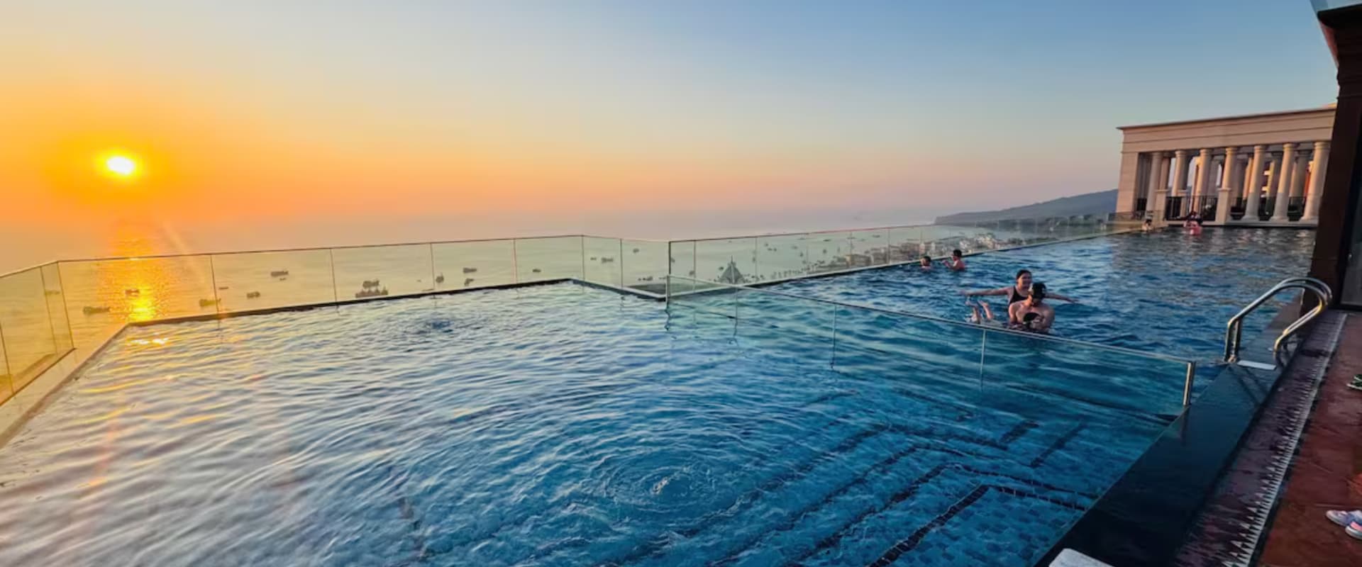 Sky Pool — Tầng 20