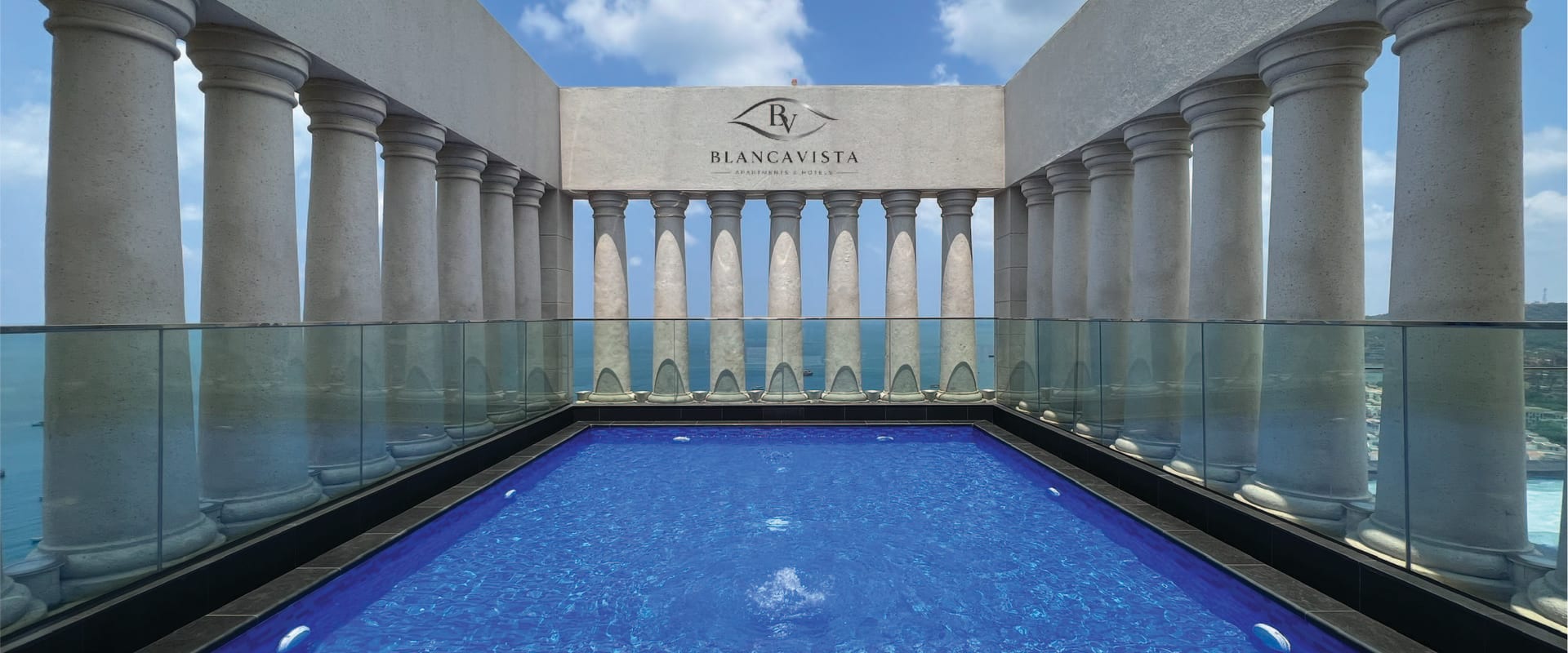 Sky Pool — Tầng 20