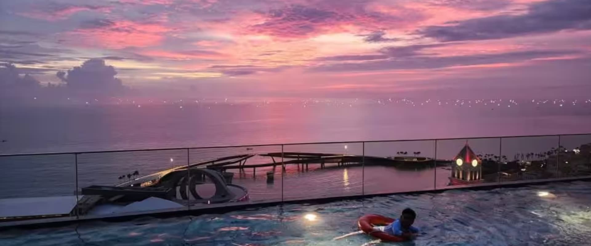 Sky Pool — Tầng 20