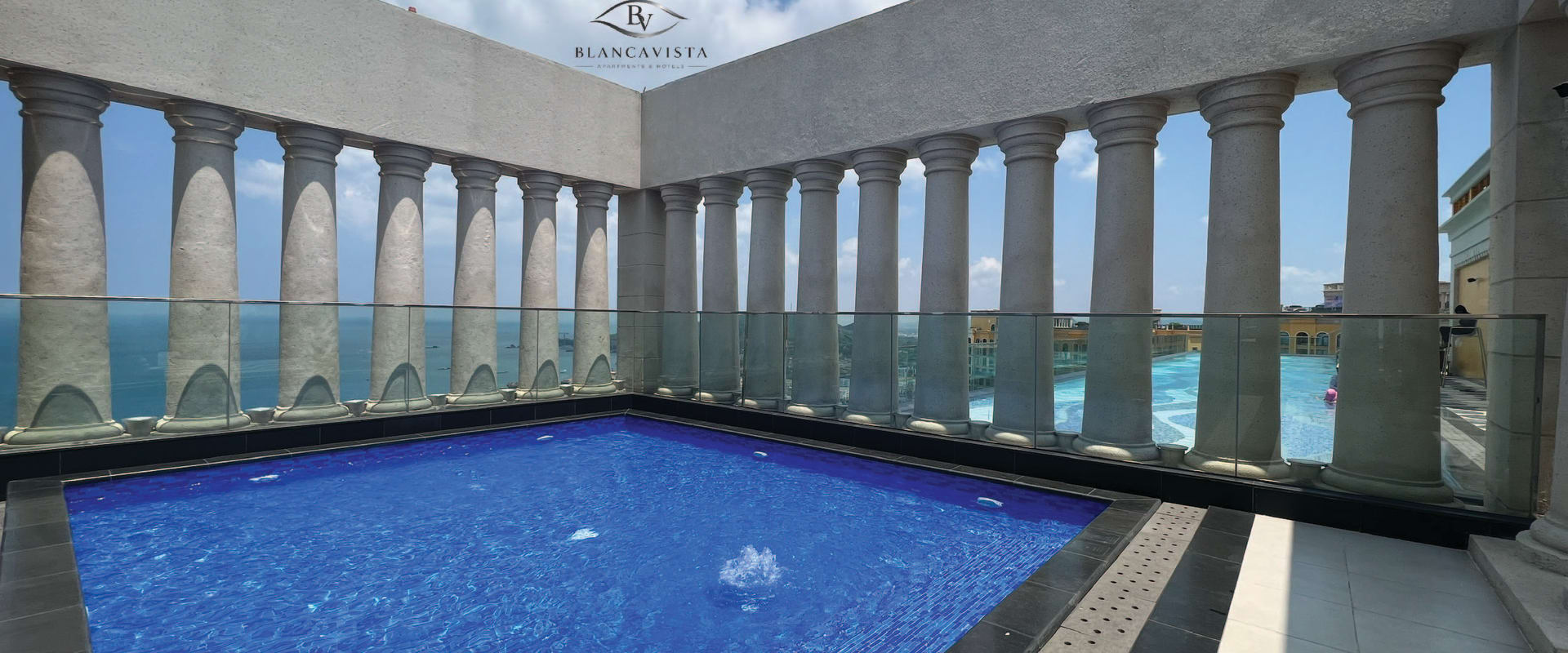 Sky Pool — Tầng 20