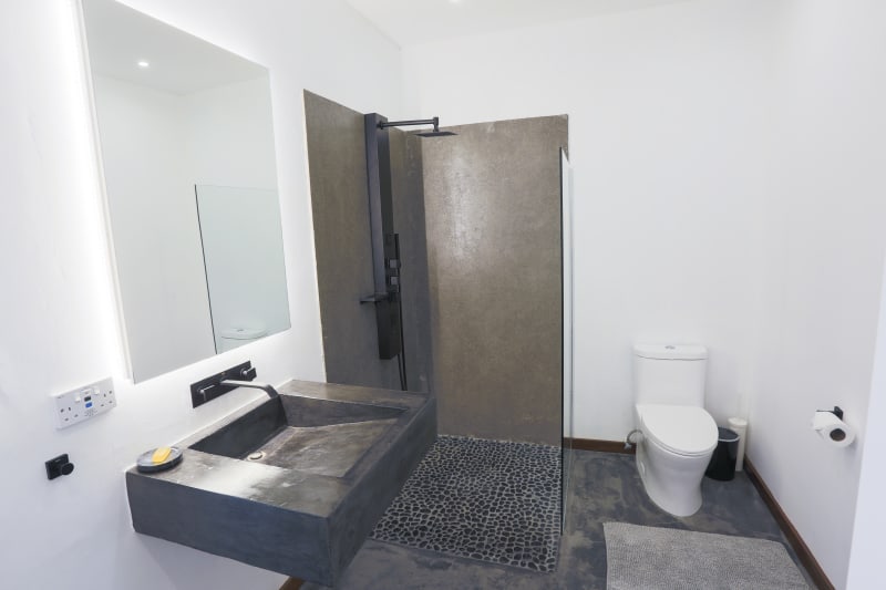 Garden flat south en-suite bathroom