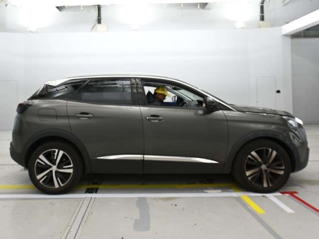 2019 PEUGEOT 3008 - PETROL - Image 9