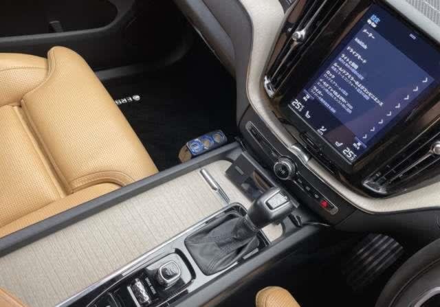 2019 VOLVO XC60 D4 MOMMENTUM - Image 6