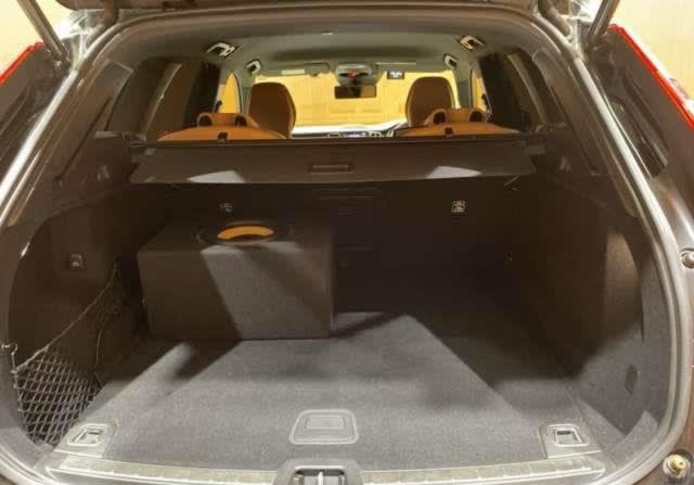2019 VOLVO XC60 D4 MOMMENTUM - Image 10