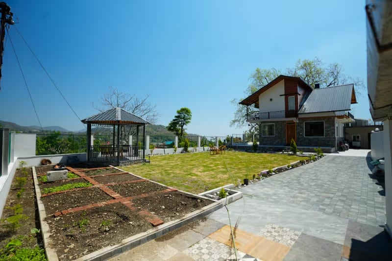 Manicured Lawn & Garden