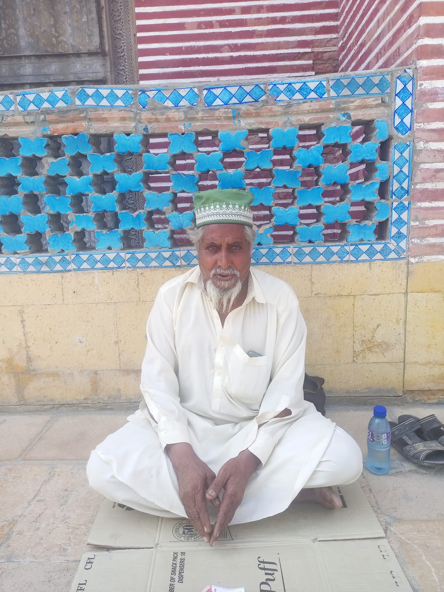 Traditional singer @Shahjahan Mosque, Thatta