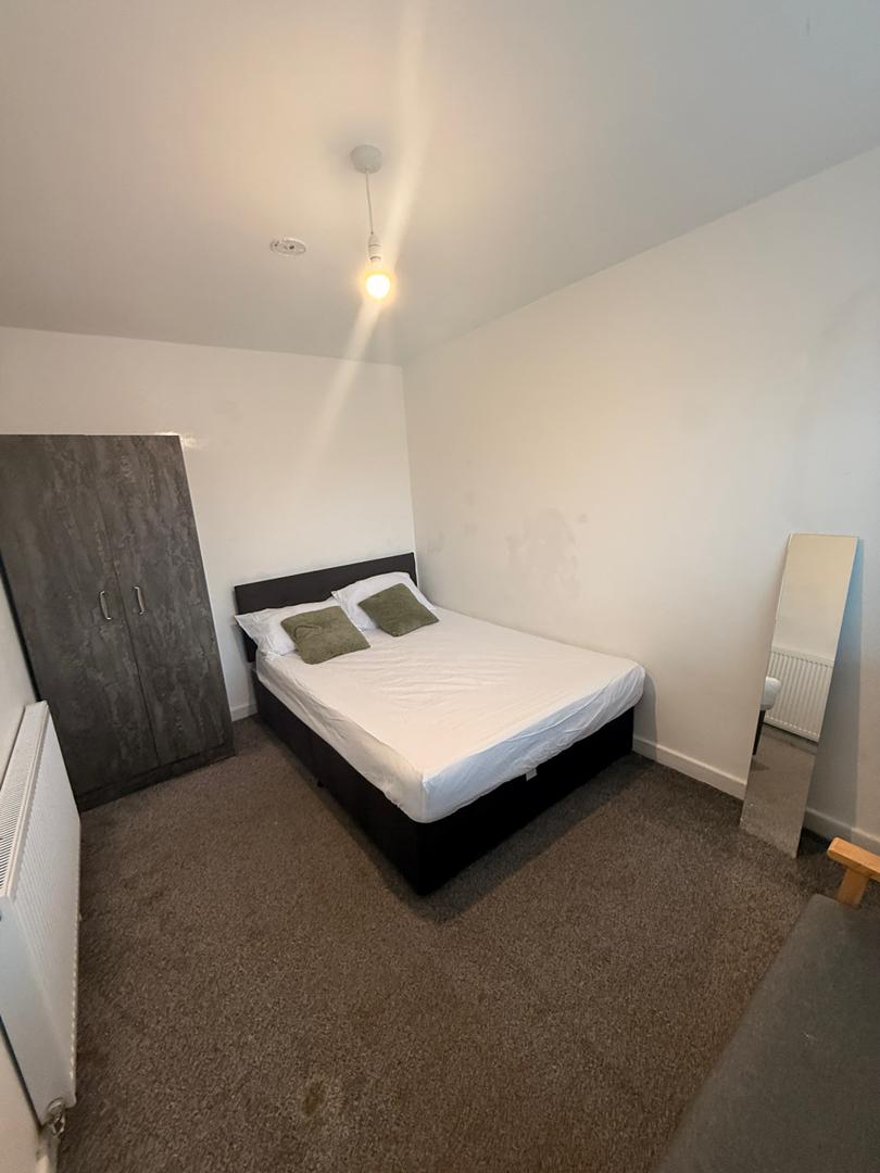 Modern 3 Rooms in Stockport view 2